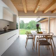 Kuchyň je velmi světlá a působí vzdušným dojmem.