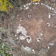 Snímek z dronu ukazuje nálezovou situaci. Na popravišti u Strážku se dochovaly i kůlové jamky.