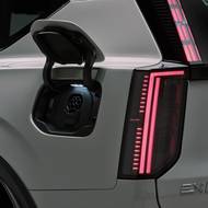 Nabíjecí port je umístěn na levém zadním boku.