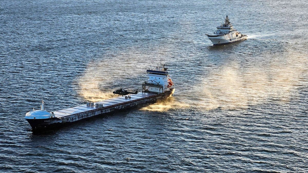 Loď zadržená Finy kvůli poškození kabelu přepravovala ruskou ocel