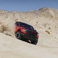 Díky tlumičům s vysokým zdvihem a rozsáhlým úpravám umožňuje podvozek rychlou jízdu i náročným terénem.