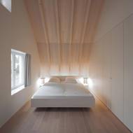 Ložnice je prosvětlena jemnými barvami. 