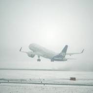 Těžký vzlet z Düsseldorfu během hustého sněžení. 