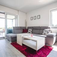 Největší místností celého domu je obývací pokoj.