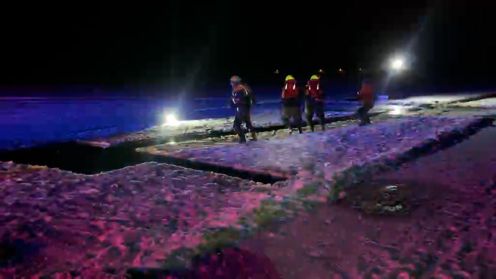 Na Lipně se potopila rolba. Vjela do praskliny v ledu