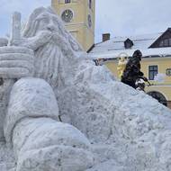 Na soše pracuje parta čtyř chlapů.