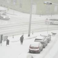 Pražské Vinohrady. Sotva se bílá vrstva odklidí, napadne další. 