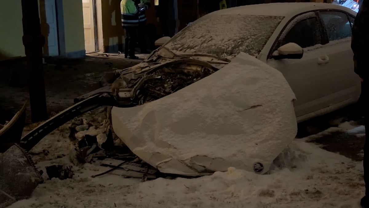 Vlak v Hlubočepích smetl auto, které při vjíždění do garáže sjelo na koleje