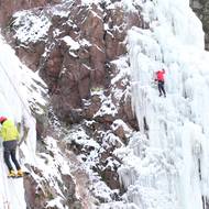 Horolezci lezou cesty na Velké (vlevo) i Malé věži. 