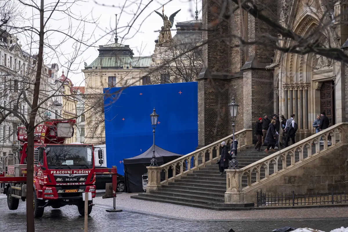 Natáčení filmu na Náměstí Míru a v kostele sv. Ludmily na snímku z 14. ledna 2026.