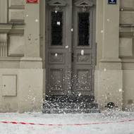 Padající sníh ohrožuje životy i majetky. 