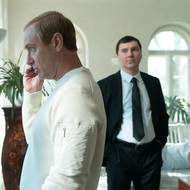 Jude Law jako Vladimir Putin, v pozadí Paul Dano jako Vadim Baranov. Snímek Čaroděj z Kremlu, (2025, režie Olivier Assayas)