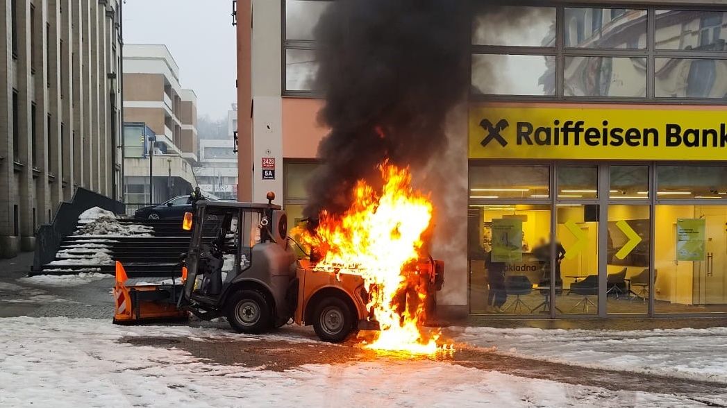 V centru Ústí nad Labem vzplanul zametací vůz, požár způsobila závada na autobaterii