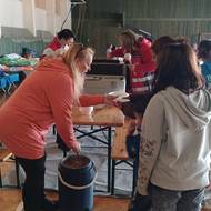 O rodiny se nepřetržitě od čtvrtečního požáru starají lidé z vedení obcí Boreč a Skalsko a dobrovolníci Českého červeného kříže.