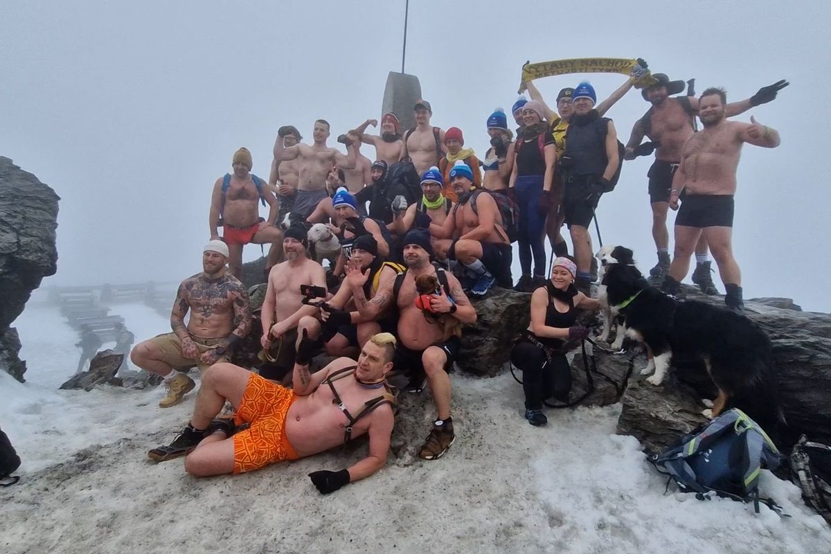 Ve vichru a husté mlze vyšlapali otužilci v trenýrkách na vrchol Ještědu  