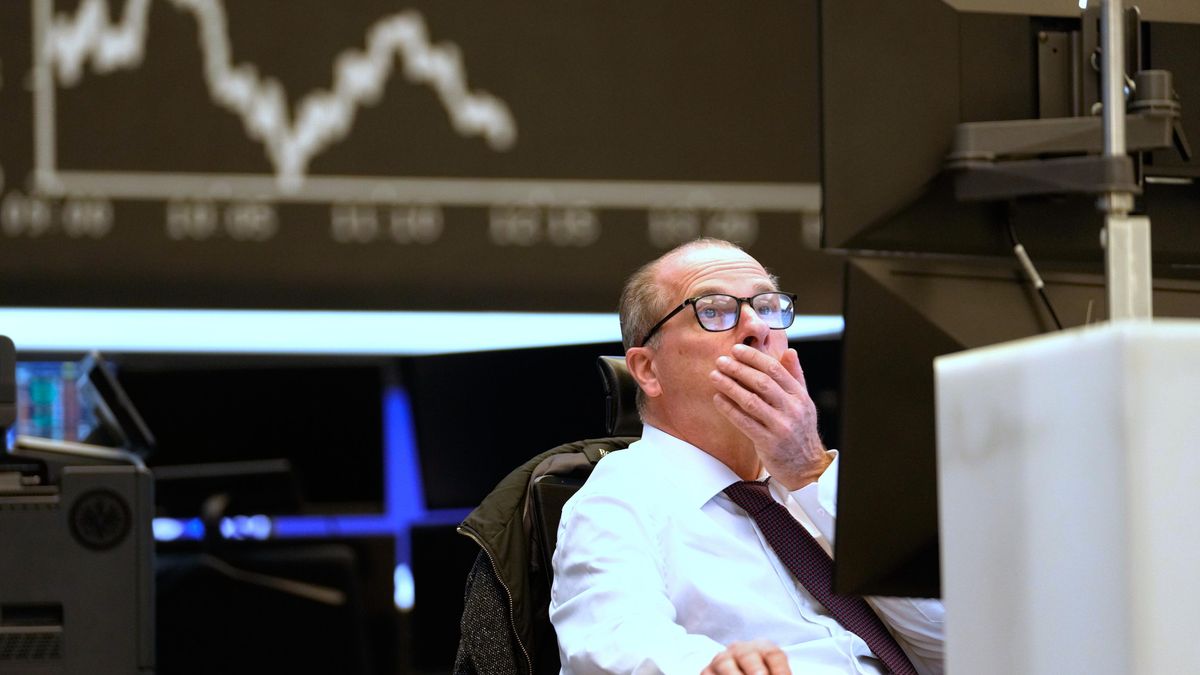 Evropské burzy kvůli hrozbě eskalace celní války klesají