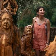 Spontánní Poppy upjatého Alexe často provokuje.