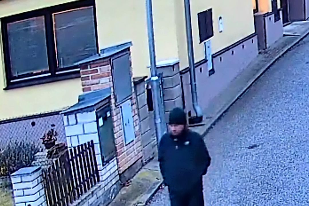 Muž s kuklou a zbraní v ruce přepadl na Českobudějovicku trafiku