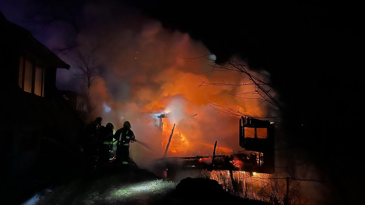 Hořelo v Osadě vycházejícího slunce, chatu se už zachránit nepodařilo