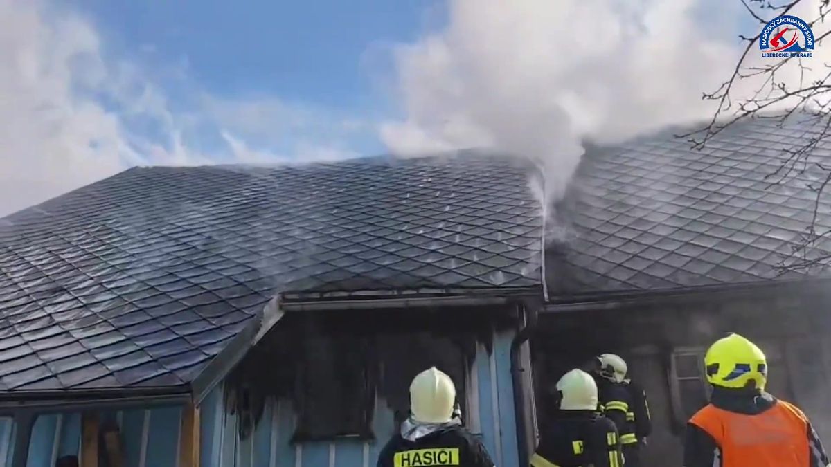 Při požáru roubenky na Benecku je jeden vážně zraněný, letěl pro něj vrtulník