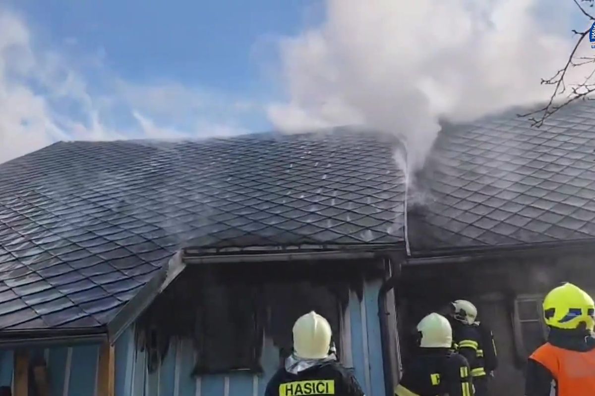 Při požáru roubenky na Benecku je jeden vážně zraněný, letěl pro něj vrtulník