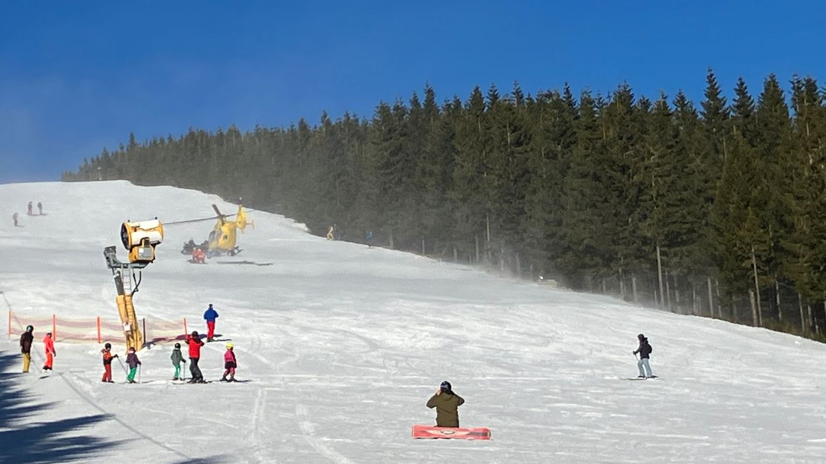 V Krkonoších se zranilo dítě, vrtulník zasahoval přímo na sjezdovce