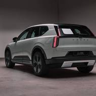 Kromě drobných designových úprav má odlišná kola a zvýšený podvozek.