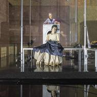 Marie Anna Myšičková a Ivana Uhlířová v inscenaci Nana a Zabiják v Divadle ABC