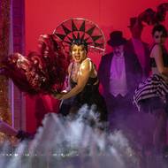 Karolína Knězů v hlavní roli inscenace Nana a Zabiják v Divadle ABC