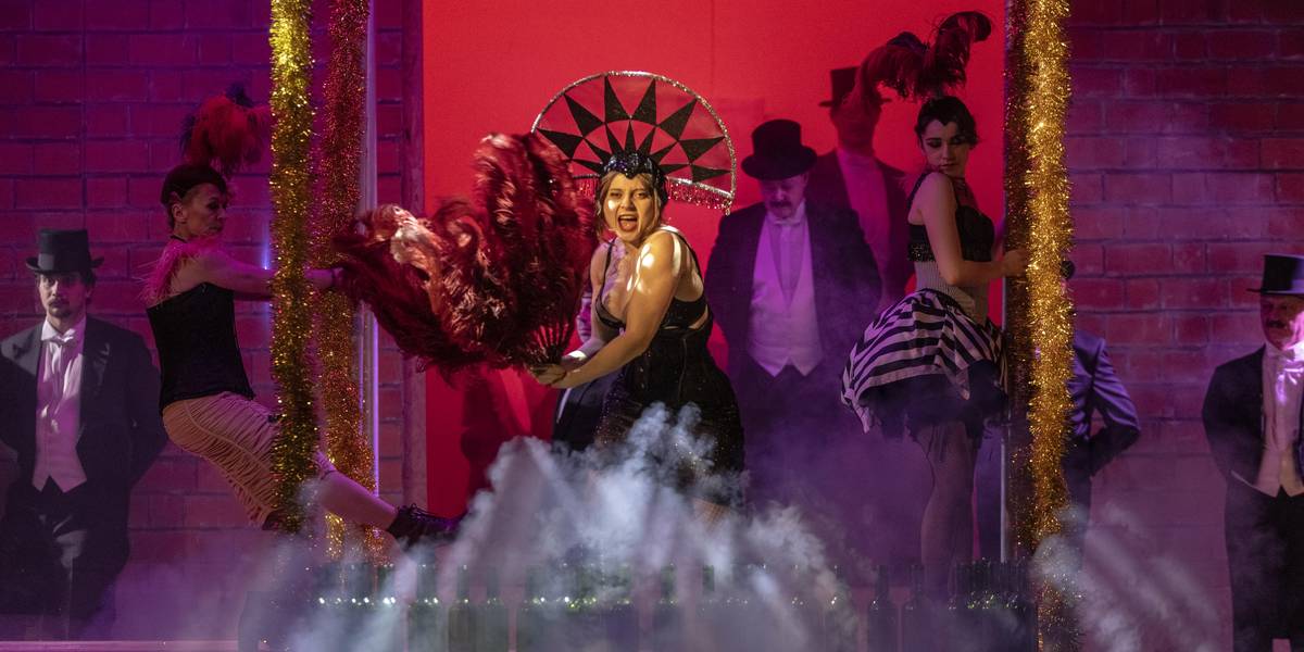 Karolína Knězů v hlavní roli inscenace Nana a Zabiják v Divadle ABC