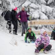 Děti při cestě zpátky využily boby. 