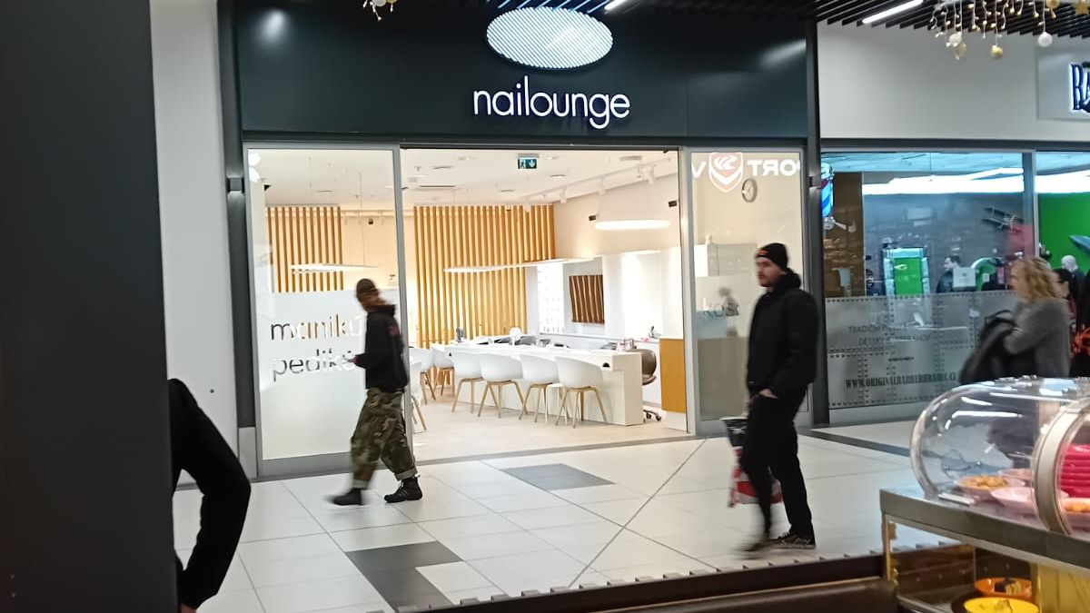 Policie v Hradci Králové hledá muže, který v obchodním centru běhal s nožem v ruce