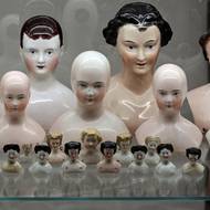 Soubor porcelánových hlav k historickým panenkám