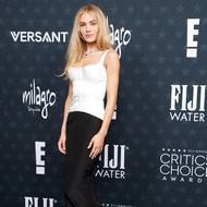 Velmi trendy model skládající se z bílého korzetu a černé upnuté maxi sukně zvolila herečka Michelle Randolphová.