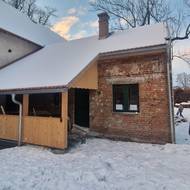 Jedna ze stěn zůstala bez omítky.