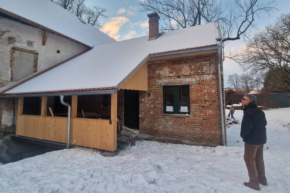 Jedna ze stěn zůstala bez omítky.