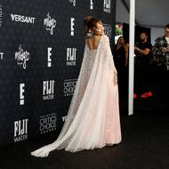 
Ariana Grande měla šaty italské návrhářky Alberty Ferretti v jemné růžové barvě překryté tylovým průsvitným pláštěm zdobeným krystaly. 