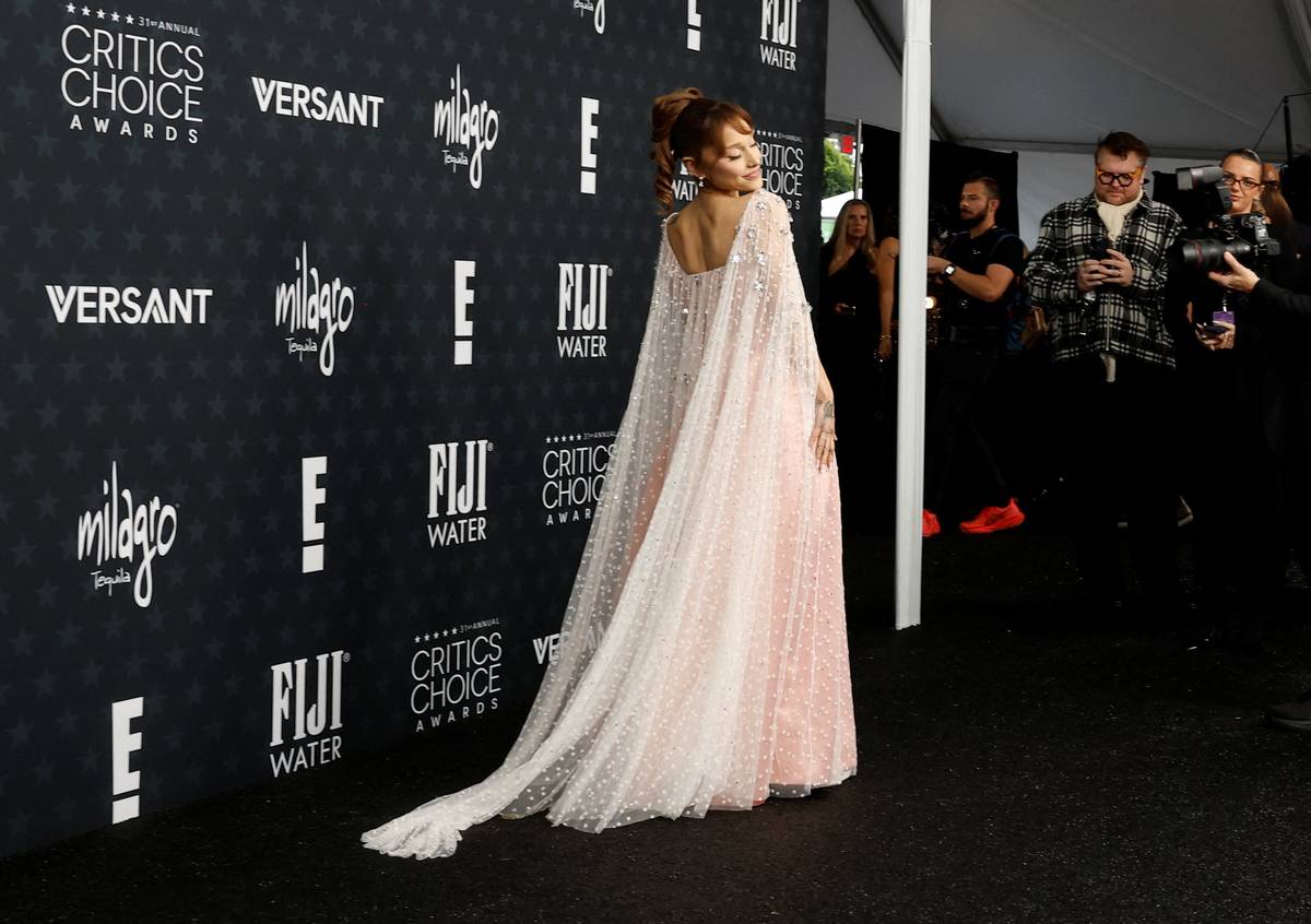 Ariana Grande měla šaty italské návrhářky Alberty Ferretti v jemné růžové barvě překryté tylovým průsvitným pláštěm zdobeným krystaly.