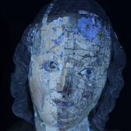 Další metodou, jak detailně zmapovat stav sochy, je takzvaná luminiscence, tedy ozáření sochy speciálním světlem. Ta odhalí třeba skryté nátěry.