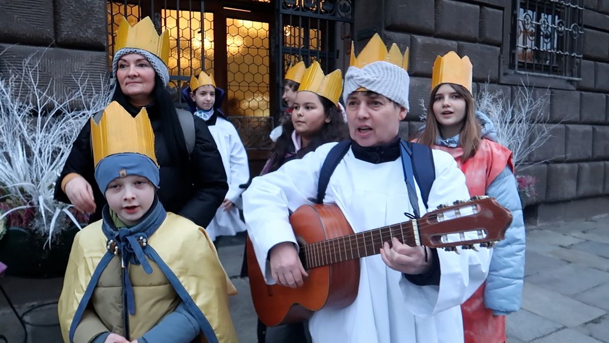 Tříkrálové družiny v akci, v Blatnici na Plzeňsku koledují výlučně školáci