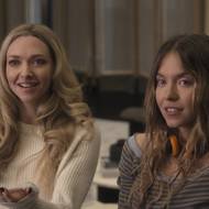 Nina v podání Amandy Seyfriedové (vlevo) najala jako pomocnici Millie, kterou ztvárnila Sydney Sweeneyová.