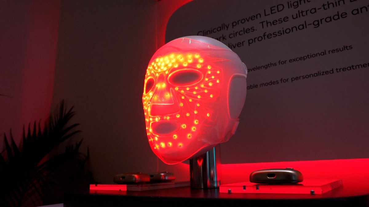 Narovnává vlasy a pečuje o pleť. Kosmetický gigant ukázal sílu světla