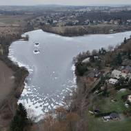 Zamrzlý rybník Šeberák pohledem dronu