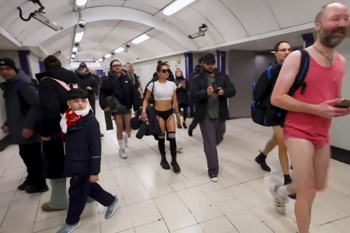 Londýnské metro zaplavily stovky lidí bez kalhot
