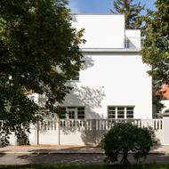 Směrem do ulice působí stavba uzavřenějším dojmem.