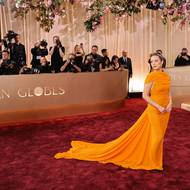 Na šaty s vlečou se spolehla i zpěvačka Laufey.