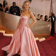 Herečka Nikki Glaserová v růžové korzetové róbě.