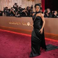 Na dramatický look vsadila i herečka Teyana Taylorová v šatech Schiaparelli.