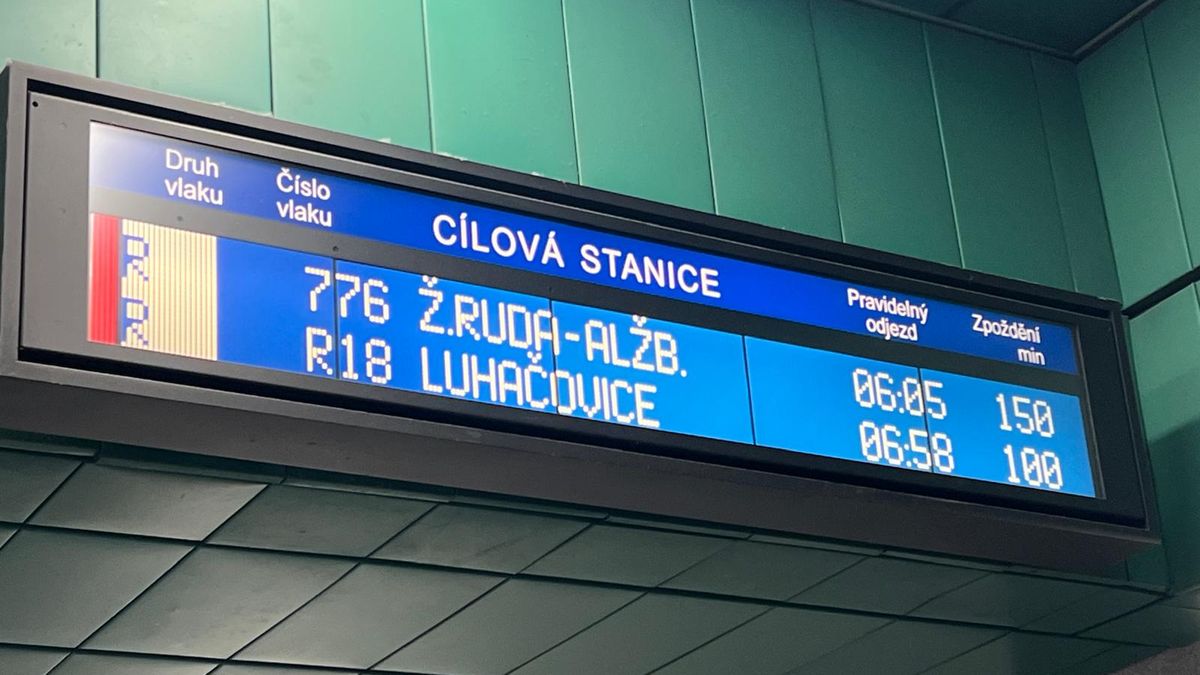 FOTO: Vlaky nabraly i více než dvouhodinové zpoždění