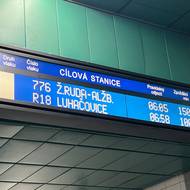 Vlaky nabraly zpoždění kvůli sněhu a ledovce. Takhle to v úterý ráno vypadalo na pražském hlavním nádraží  